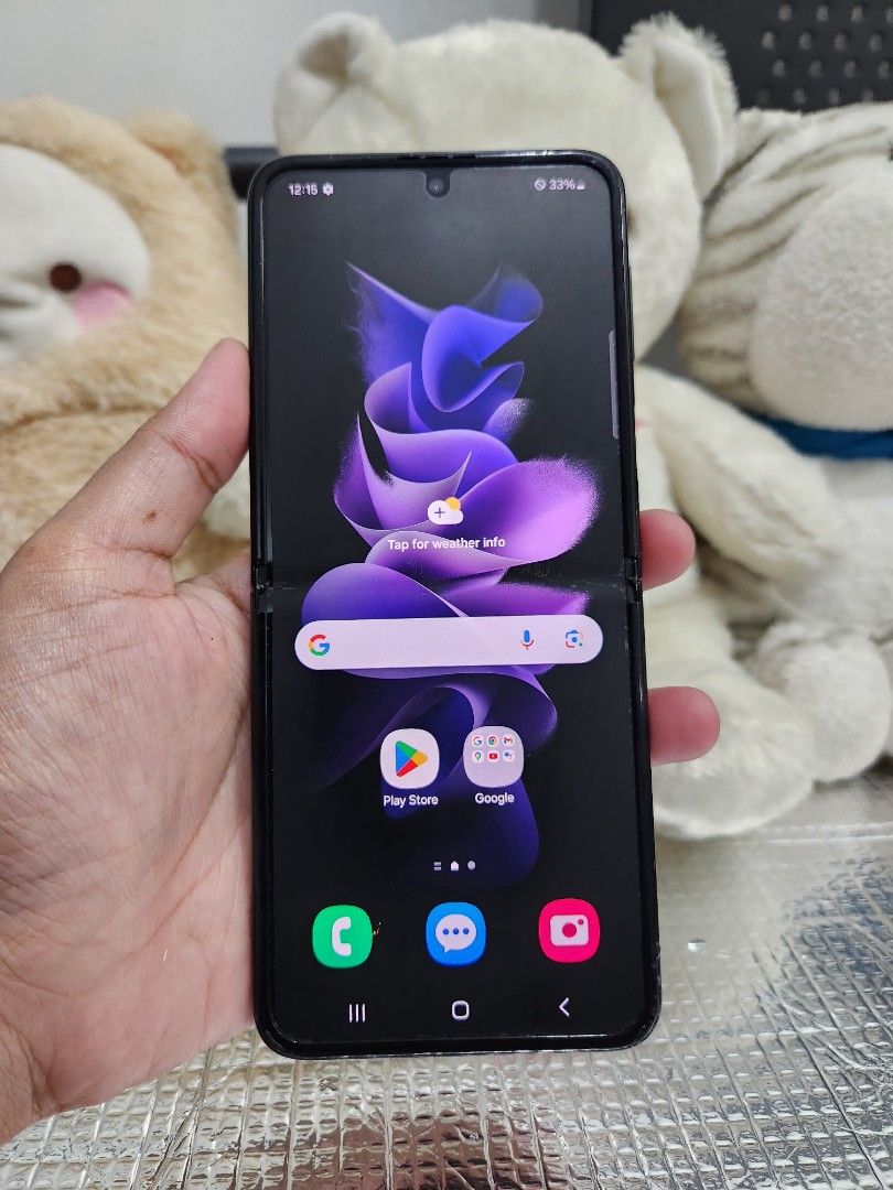 SAMSUNG Z FLIP 3 256GB (Category: Samsung) located in Mandaluyong City. Submitted by cellspaceph (Listing ID 1374702444, Image 2). Description: SAMSUNG Z FLIP3 5G 256GB 8GB RAM issue: small deadpixel, dents ,flipmarks, di gaanu makinis screen (Touch is OK) Php7,500 ‼️ unit only.