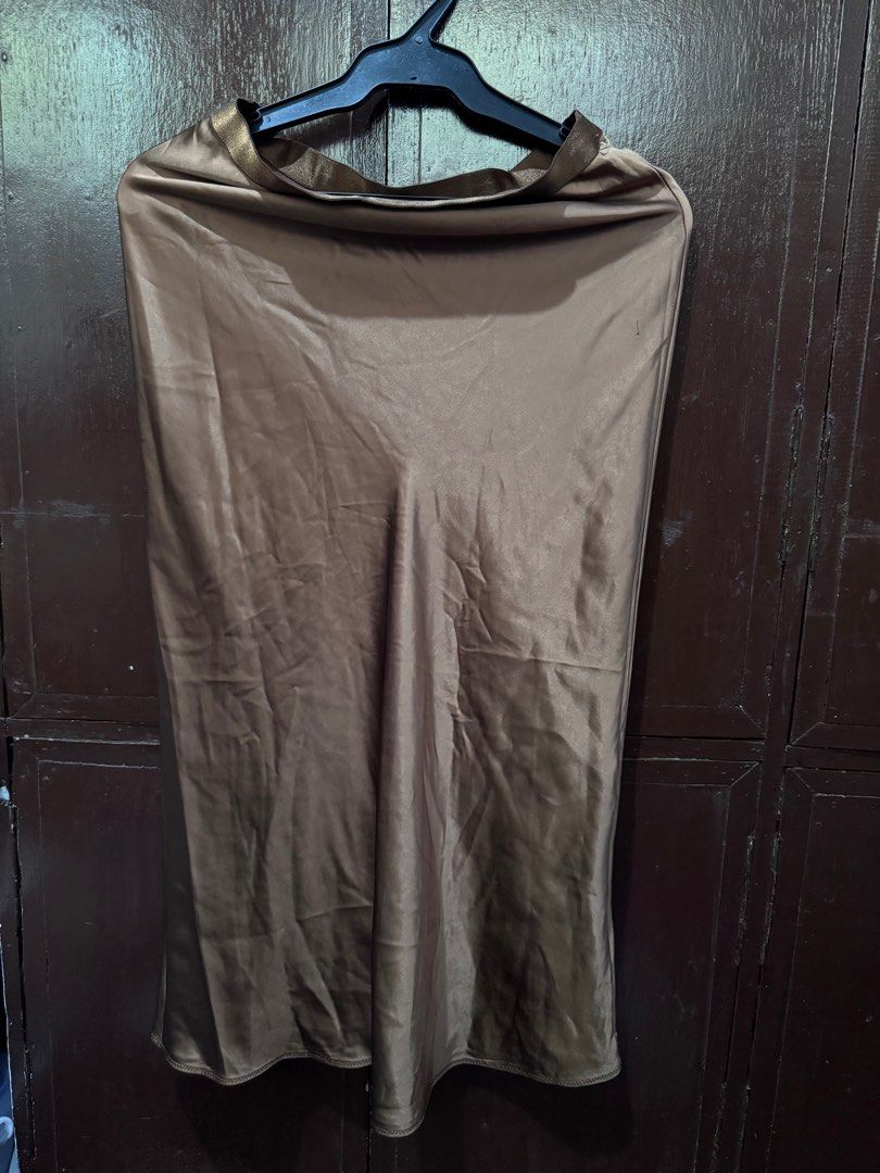 Silky Skirt (Category: Skirts) located in Mandaluyong City. Submitted by ksc_stuff (Listing ID 1374716327, Image 1). Description: .