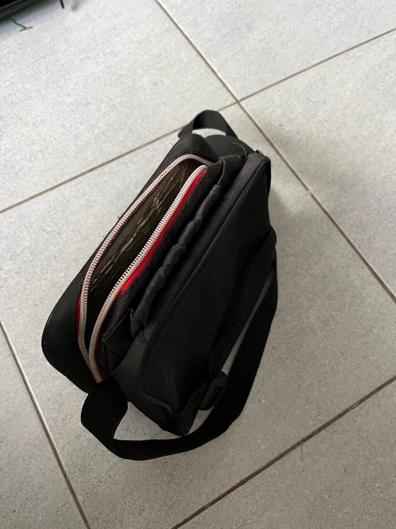 Sling bag/Thermal bag/Lunch bag (Category: Carriers & Slings) located in Rizal. Submitted by cactusel (Listing ID 1374752863, Image 3). Description: Thermal Lunch bag for kids. RFS: Decluttering SF care of buyer.