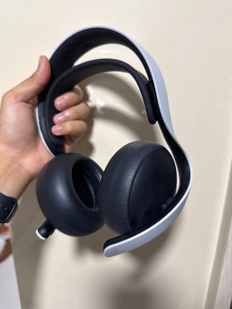 Sony PlayStation Pulse Elite Headset (Category: Headphones & Headsets) located in Singapore. Submitted by bapakkaunyeshop (Listing ID 1374714938, Image 1). Description: Hey there! Selling this Sony PlayStation Pulse 3D Wireless Headset. It's a sleek black and white design, and looks pretty new. The headset is wireless, so you can move around freely while gaming. It's designed for the PlayStation, so you'll get the best audio experience. If you're