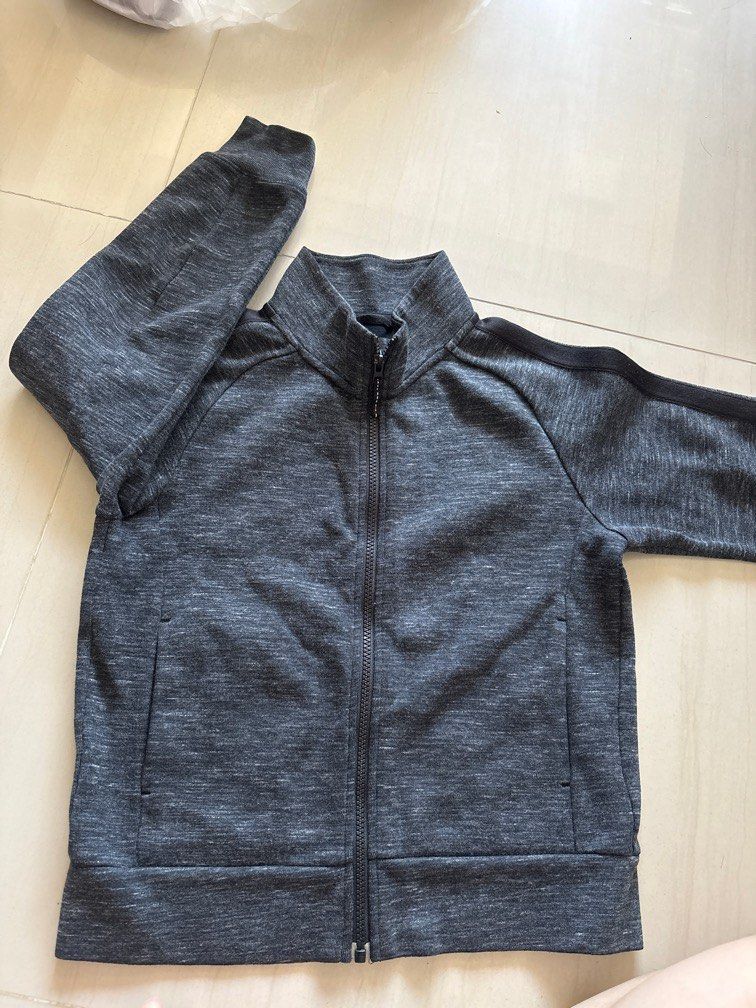 Uniqlo Jacket (Category: Babies & Kids Fashion) located in Singapore. Submitted by hellowu (Listing ID 1374715355, Image 1). Description: .
