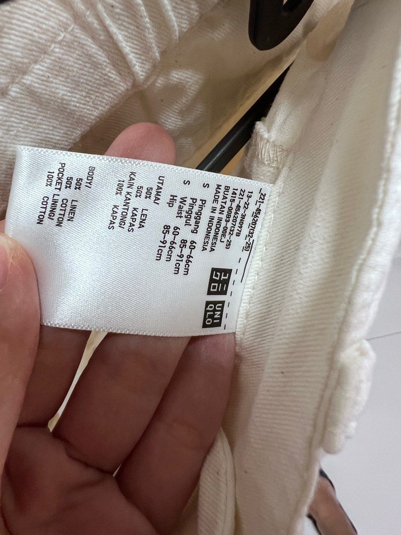 Uniqlo white linen pants (Category: Jeans) located in Carmona. Submitted by Raiment (Listing ID 1374711495, Image 2). Description: .