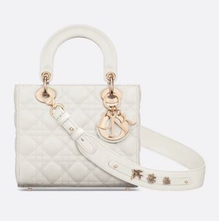 (Category: ) located in . Submitted by Luxuries (Listing ID 1374861813, Image 1). Description: .