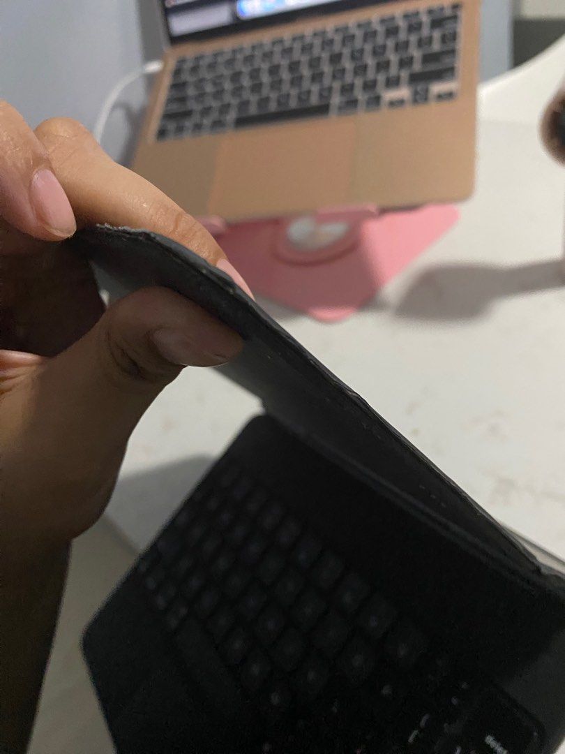 11” magic keyboad (Category: Laptops & Notebooks) located in Singapore. Submitted by dancingmsk (Listing ID 1374937477, Image 3). Description: Bought 2nd handed from carousell but hardly. Visible wear and tear usage but doent affect the experience using it. Meet up at my convenience/near my location. Otherwise delivery option available at $10.