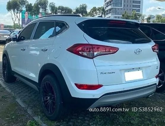 由 davidchu619 (刊登 ID 1374957657，圖片 2) 提交，位於 高雄市 (Kaohsiung) 的 二手中古車優惠中~ Tucson 白 2016 (類別：汽車出售)，說明：★★基本車訊★★ ❃ 廠牌：Hyundai ❃ 型號：Tucson ❃ 年份：2016 ❃ 車色：白色 ❃ 排氣量：2.0L ❃ 里程：80000km ❃ 引擎燃料：汽油 ❃ 驅動方式：2WD ❃ 乘客數：5門5座 ❃ 售價：18萬 ★★配備資訊★★ ☆安全配備 ↗循跡系統 ↗安全氣囊 ↗ABS防鎖死 ☆舒適配備 ↗衛星導航 ↗倒車雷達 ↗真皮/皮革座椅 ★優質服務★ →北中南皆可服務 →可車換車 →有配合貸款公司 →車況保證附查定表 ⭕五大保證 ✔️非重大事故／非來路不明／產權清楚 ✔️非泡水車 ✔️非接合車（車體結構完整） ✔️無引擎變造無車身變造 📌五大保固📌 🔎引擎 🔎變速箱 🔎發電機 🔎起動馬達 🔎方向機 📱有興趣立馬留言，我會連絡您~。