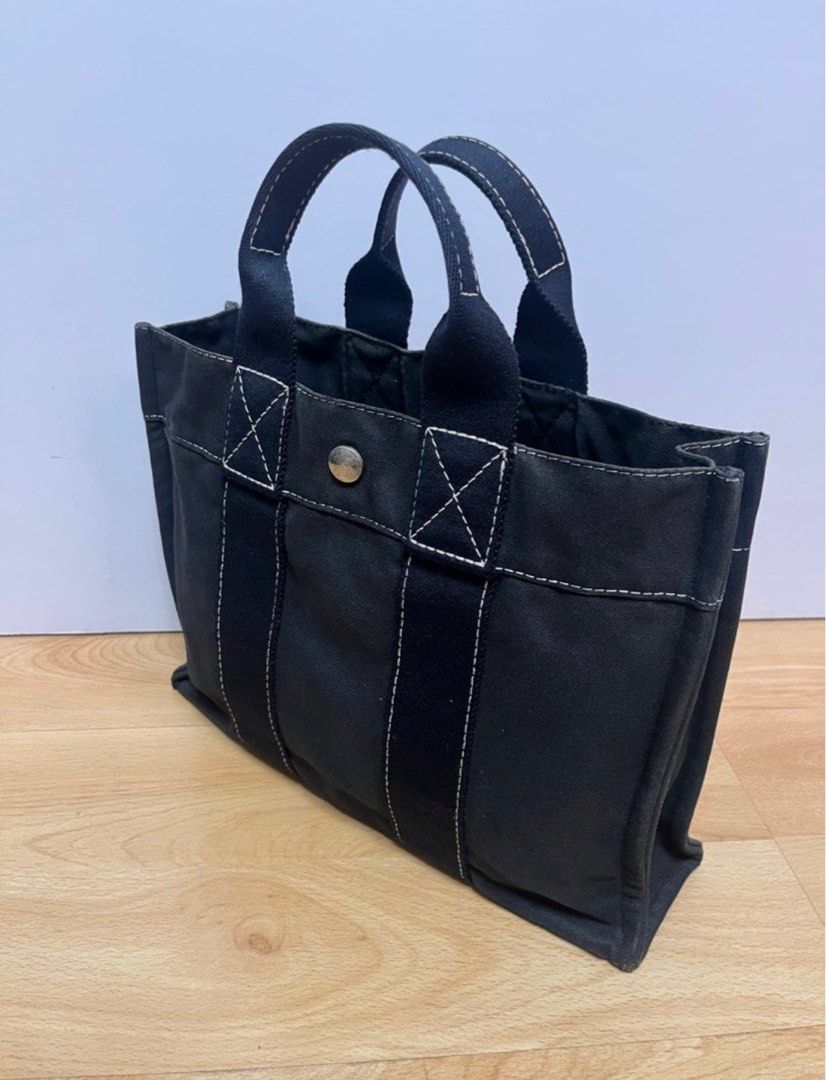 Authentic Hermes Black And White Stitch Toile Fourre Tout Small Canvas Tote Bag (Category: Bags & Wallets) located in Singapore. Submitted by grace1977 (Listing ID 1374903786, Image 1). Description: Authentic Hermes Bag. Letting go a preloved tote bag. It comes with white beautiful stitching. No receipt. The bag is in used conditions with flaws, not for fussy buyers. Some rubbing on the corners of the bag and discoloration / fading inside. Bag Di