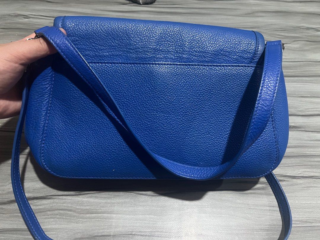 Authentic Tory Burch 2 way Bag (Category: Luxury Bags & Wallets) located in Mandaluyong City. Submitted by bambi14 (Listing ID 1374988800, Image 3). Description: Please expect sign of usage and some stain as seen on the photo. No inclusion. All rubber linings are still intact. Slightly Negotiable. ( 100% Authentic Tory Burch 2 way bag can be a cross body or a shoulder bag).