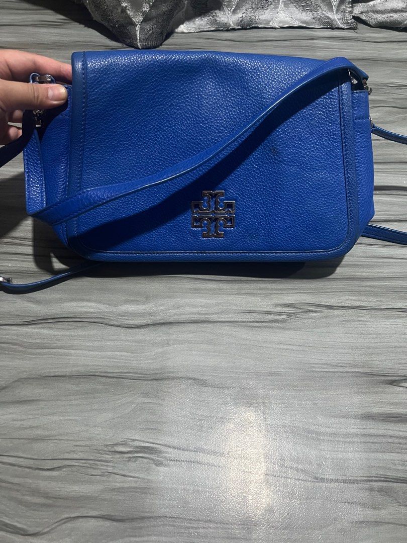 Authentic Tory Burch 2 way Bag (Category: Luxury Bags & Wallets) located in Mandaluyong City. Submitted by bambi14 (Listing ID 1374988800, Image 1). Description: Please expect sign of usage and some stain as seen on the photo. No inclusion. All rubber linings are still intact. Slightly Negotiable. ( 100% Authentic Tory Burch 2 way bag can be a cross body or a shoulder bag).
