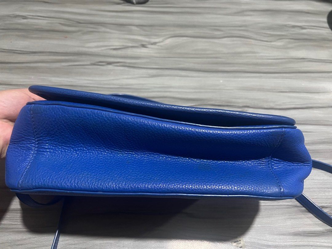Authentic Tory Burch 2 way Bag (Category: Luxury Bags & Wallets) located in Mandaluyong City. Submitted by bambi14 (Listing ID 1374988800, Image 2). Description: Please expect sign of usage and some stain as seen on the photo. No inclusion. All rubber linings are still intact. Slightly Negotiable. ( 100% Authentic Tory Burch 2 way bag can be a cross body or a shoulder bag).