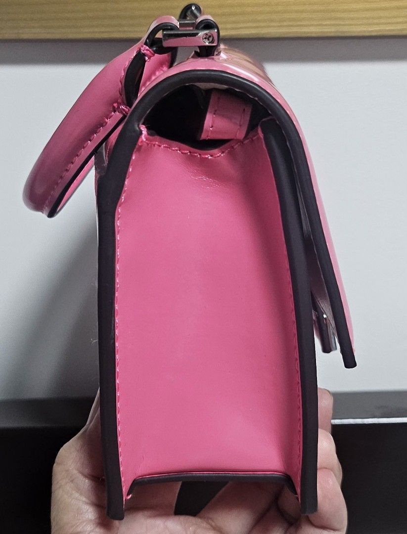 TORY BURCH (Category: Luxury Bags & Wallets) located in Pasig City. Submitted by vkcz702 (Listing ID 1375073679, Image 3). Description: tory burch mini top handle bag in pink leather.2 way bag with dust bag..
