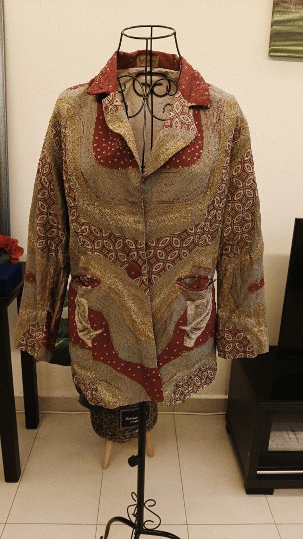 Batik Coat (Category: Other Tops) located in Kuala Lumpur. Submitted by kanira_collection (Listing ID 1374995721, Image 1). Description: Indonesian Batik Coat Size M (Slim fit) From the collection of Indonesian Designer : Dewi Sambi. Bought at RM 250, now let go at RM 50. Because I have lots of Batik coats. Serious buyer only. No fuzzy buyer. Once sold, non returnable/non refundable. No pick up, delivery only.