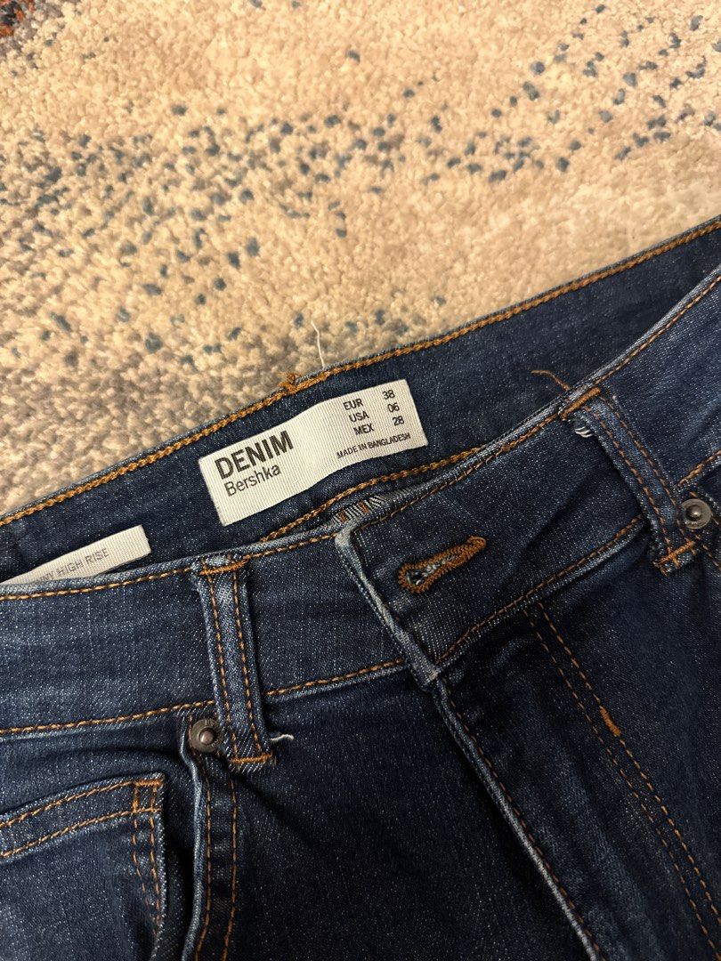 Bershka blue jeans (Category: Jeans) located in Taguig. Submitted by prelovedstuff888 (Listing ID 1374999251, Image 2). Description: .