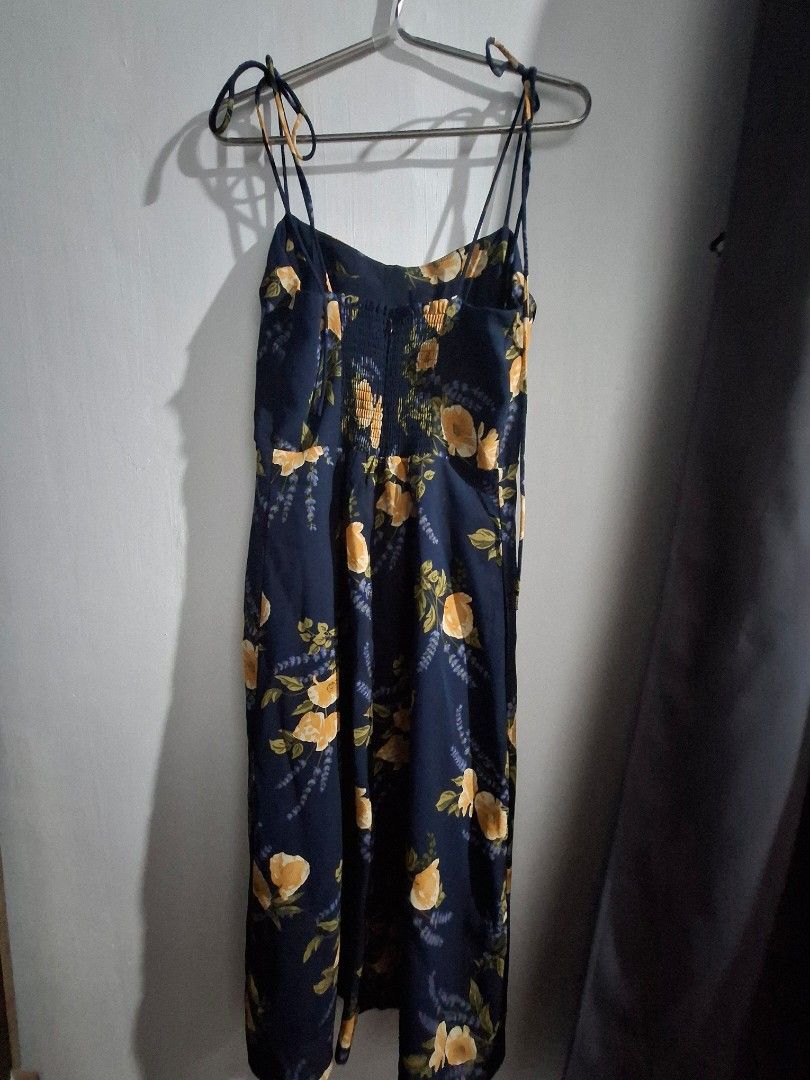 Blue Floral Dress (Category: Dresses) located in Santa Rosa. Submitted by asinokir (Listing ID 1375003090, Image 2). Description: bought from ig shop pre pandemic only used once garterized at the back but best fits medium. (my size before was 36A bust and 28 waist) no when worn cause di na kasya sakin rfs: need funds for tuition 🥹.