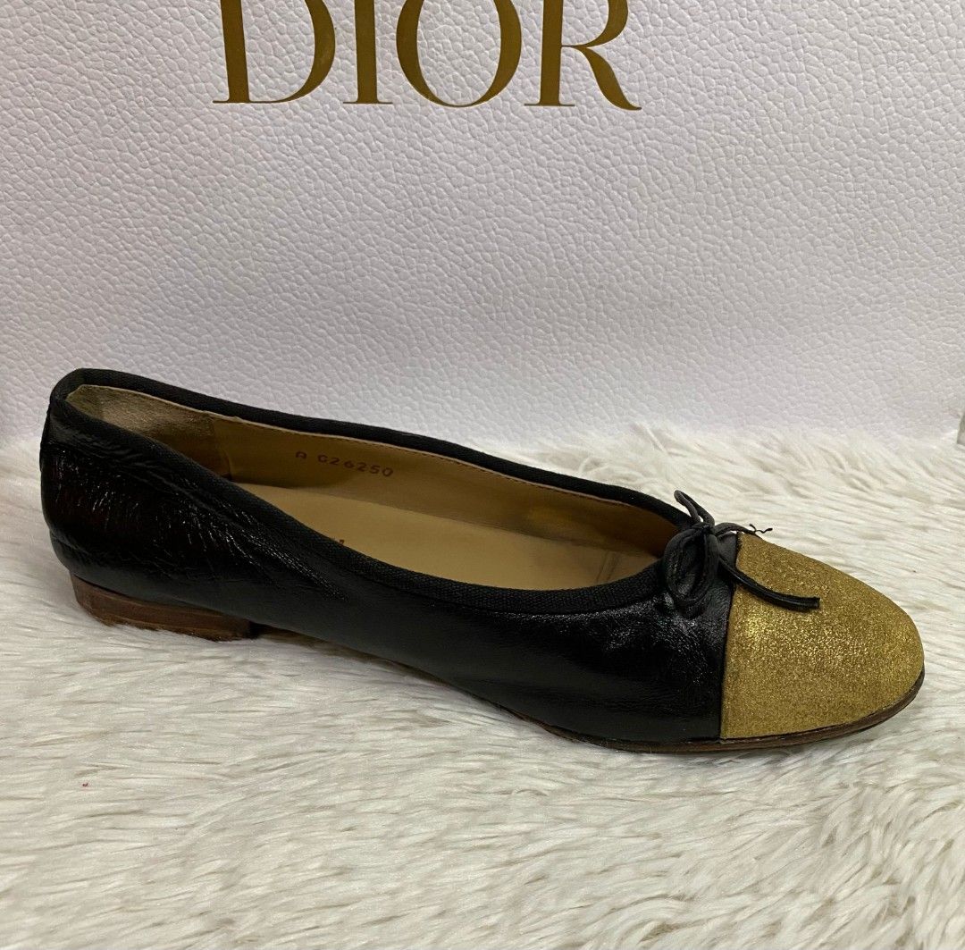 CHANEL BALLET FLATS (Category: Sneakers & Footwear) located in Manila. Submitted by charinafernandez93 (Listing ID 1374912859, Image 2). Description: CHANEL BALLET FLATS EURO 39 FIT TO SIZE 8 MINIMAL SIGN OF USAGE FREE SF (JNT).