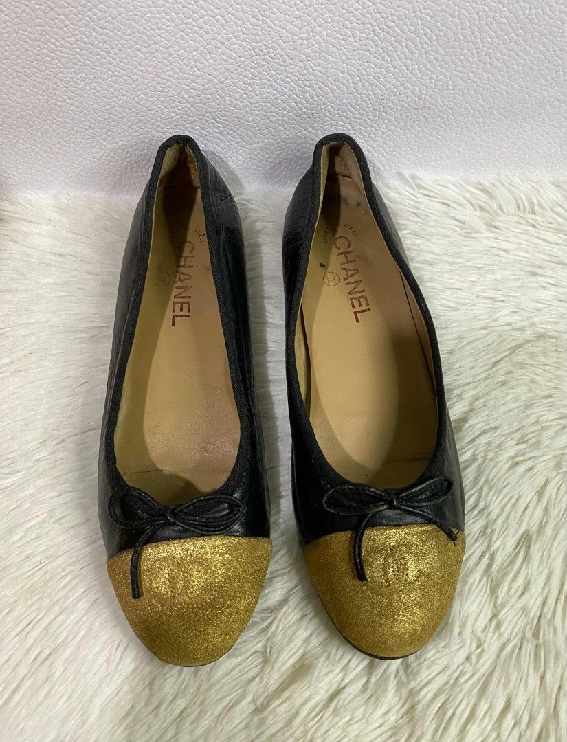 CHANEL BALLET FLATS (Category: Sneakers & Footwear) located in Manila. Submitted by charinafernandez93 (Listing ID 1374912859, Image 1). Description: CHANEL BALLET FLATS EURO 39 FIT TO SIZE 8 MINIMAL SIGN OF USAGE FREE SF (JNT).
