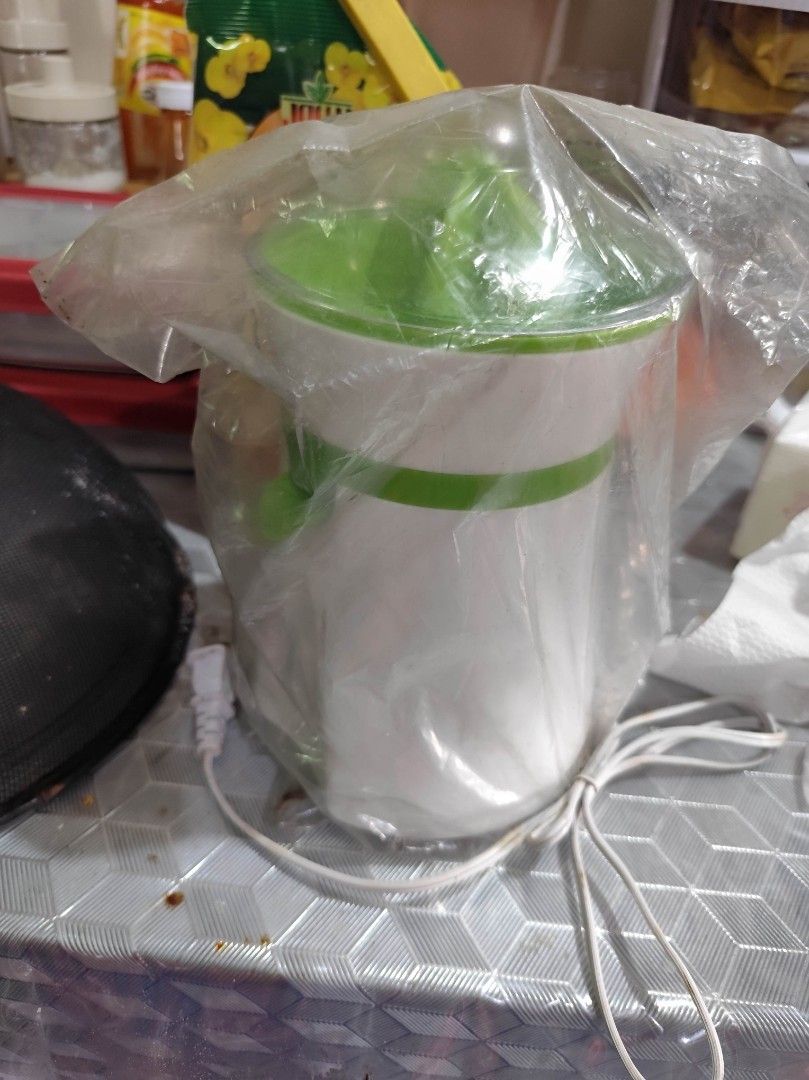 Citrus Juicer 110V (Category: Juicers, Blenders & Grinders) located in Makati City. Submitted by audreygatchalian (Listing ID 1358264555, Image 1). Description: Used once 110 V no box!.