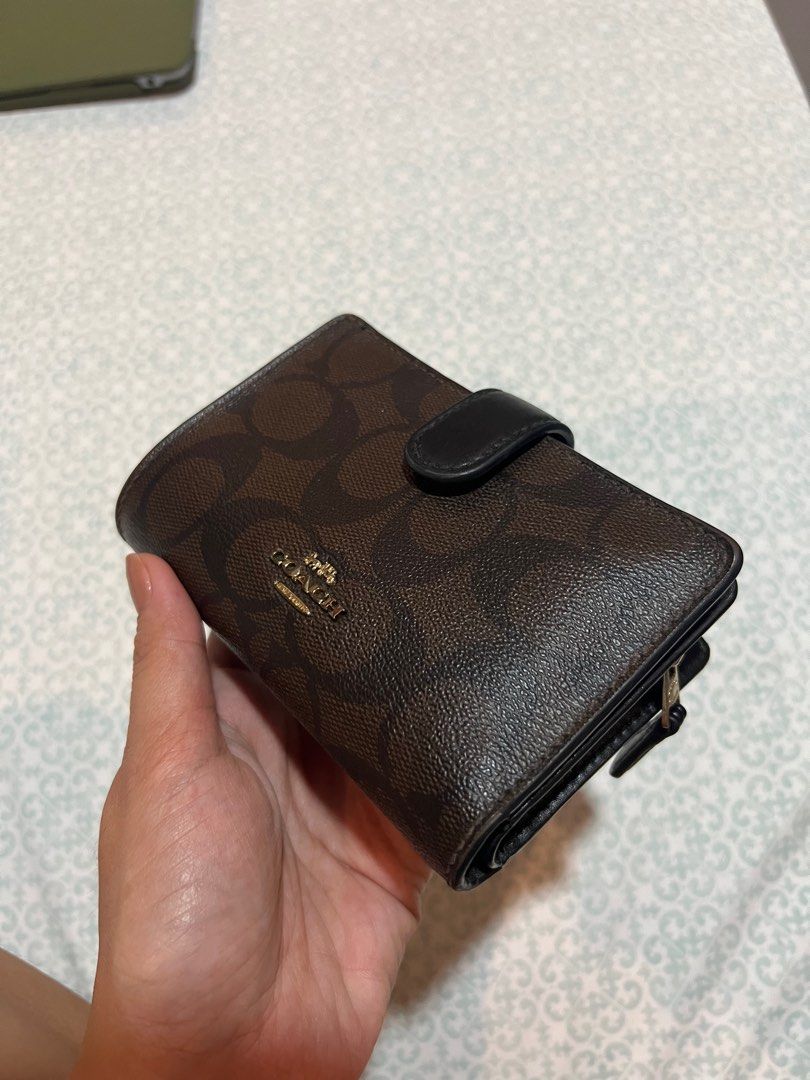 Coach wallet (Category: Luxury Bags & Wallets) located in Cebu City. Submitted by jasminfernandez (Listing ID 1374973208, Image 1). Description: .