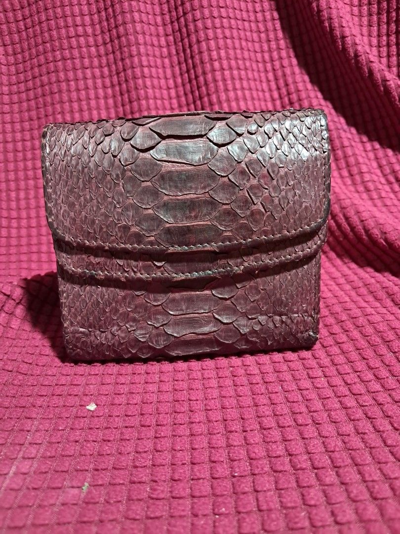 DIAMOND PYTHON WALLET COIN PURSE MAROON (Category: Luxury Bags & Wallets) located in Butuan. Submitted by fabchichub (Listing ID 1374968163, Image 1). Description: AUTHENTIC AND ORIGINAL DIAMOND PYTHON WALLET COIN PURSE MAROON.