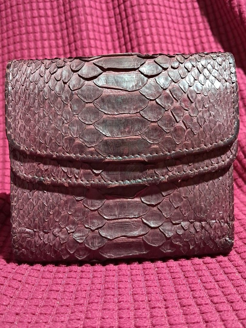 DIAMOND PYTHON WALLET COIN PURSE MAROON (Category: Luxury Bags & Wallets) located in Butuan. Submitted by fabchichub (Listing ID 1374968163, Image 2). Description: AUTHENTIC AND ORIGINAL DIAMOND PYTHON WALLET COIN PURSE MAROON.