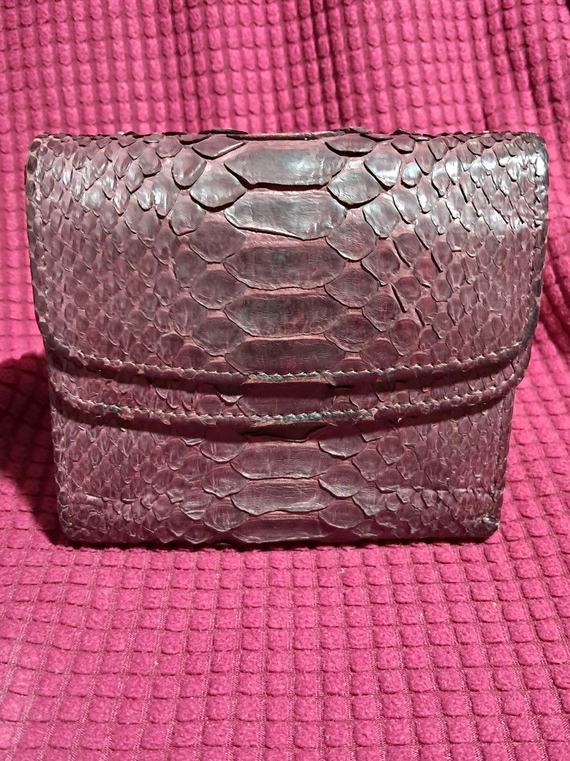DIAMOND PYTHON WALLET COIN PURSE MAROON (Category: Luxury Bags & Wallets) located in Butuan. Submitted by fabchichub (Listing ID 1374968163, Image 3). Description: AUTHENTIC AND ORIGINAL DIAMOND PYTHON WALLET COIN PURSE MAROON.