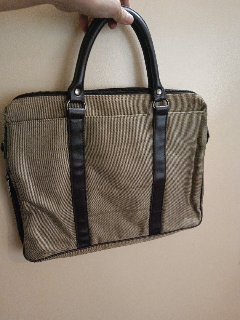 Documents Bag (Category: Briefcases) located in Kuala Lumpur. Submitted by scavengergin (Listing ID 1374942289, Image 1). Description: Documents Bag can put Computer.