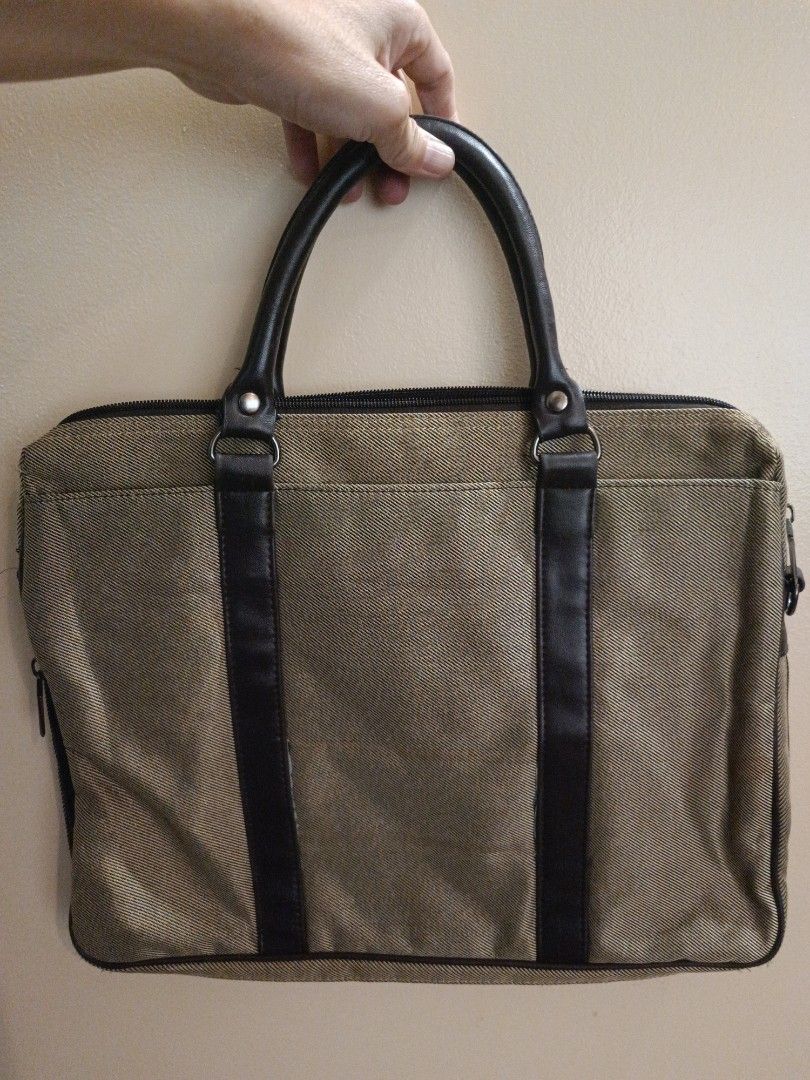 Documents Bag (Category: Briefcases) located in Kuala Lumpur. Submitted by scavengergin (Listing ID 1374942289, Image 2). Description: Documents Bag can put Computer.