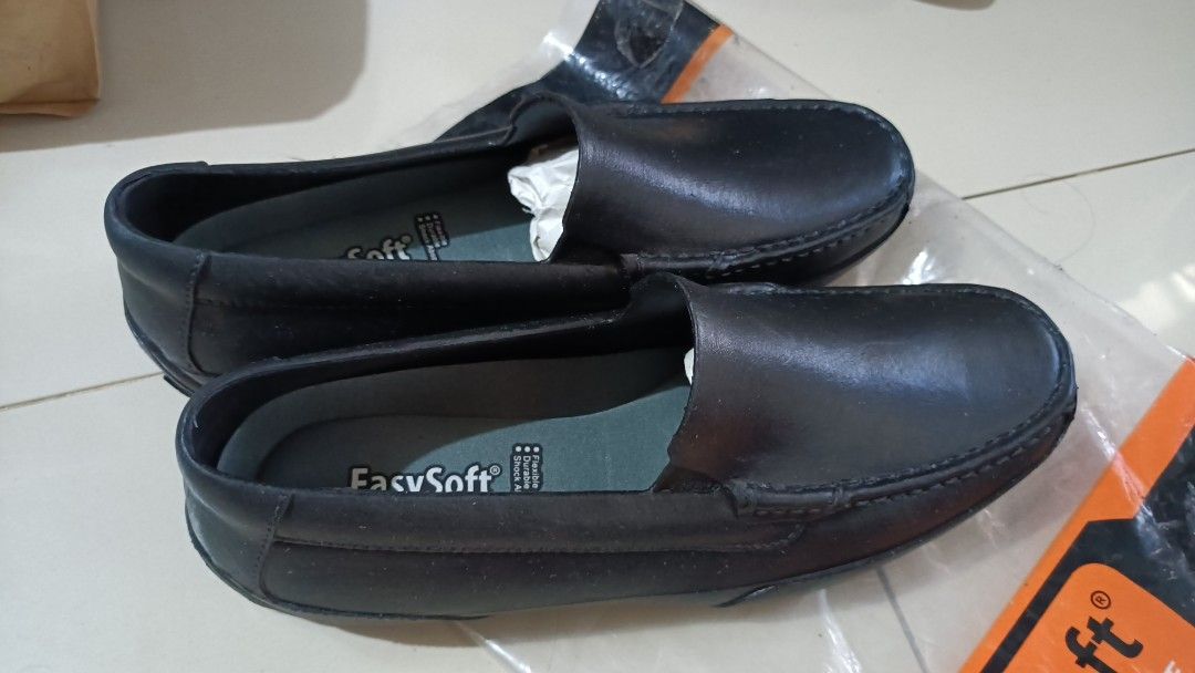 Easy Soft black shoes (Category: Casual Shoes) located in Quezon City. Submitted by rubyb1689 (Listing ID 1374890656, Image 1). Description: brand: Easy Soft size 39 new..