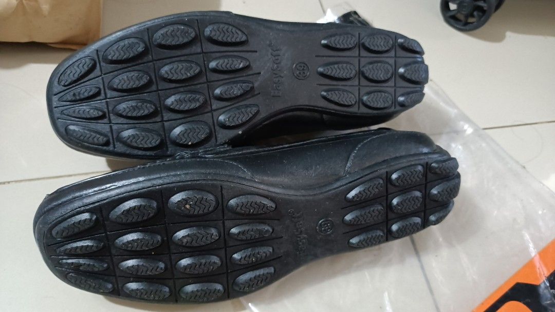 Easy Soft black shoes (Category: Casual Shoes) located in Quezon City. Submitted by rubyb1689 (Listing ID 1374890656, Image 2). Description: brand: Easy Soft size 39 new..
