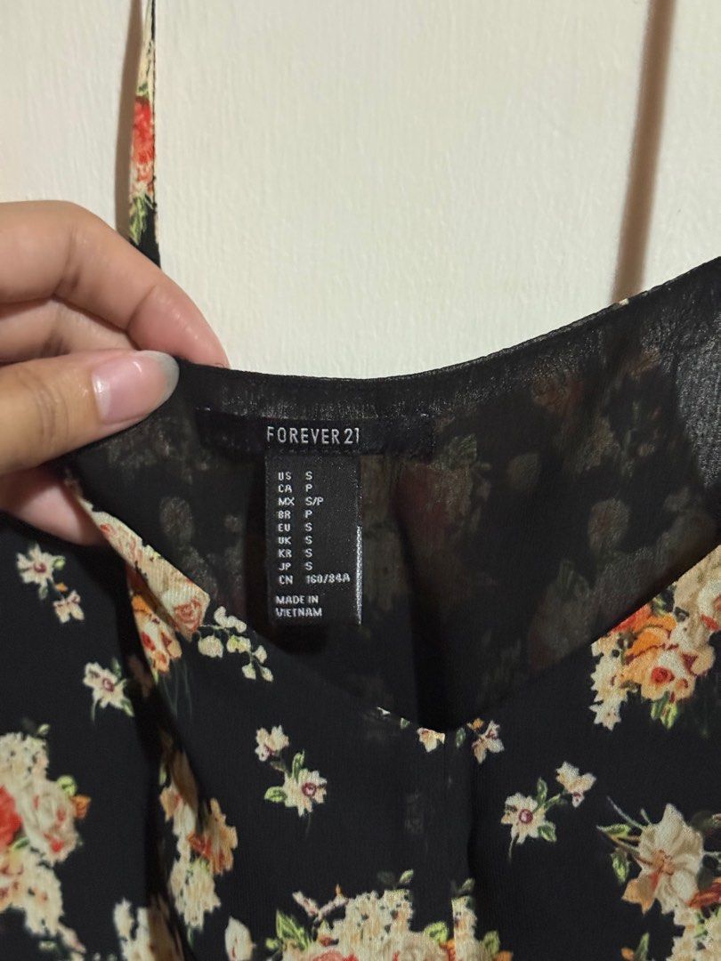 Forever 21 Black Floral Top (Category: Sleeveless) located in Marikina City. Submitted by declutteringera (Listing ID 1375034776, Image 3). Description: - size S (fits small to semi-large since it's loose) - in excellent condition; used only twice RFS: decluttering.