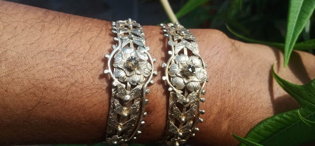 Gelang antik bukan perak ada batu intan di tengahnya harga dapat keduanya (Kategori: Jam & Perhiasan Antik) berada di Bogor. Dikirim oleh vintagerisna (ID iklan 1375012112, Gambar 1). Deskripsi: .