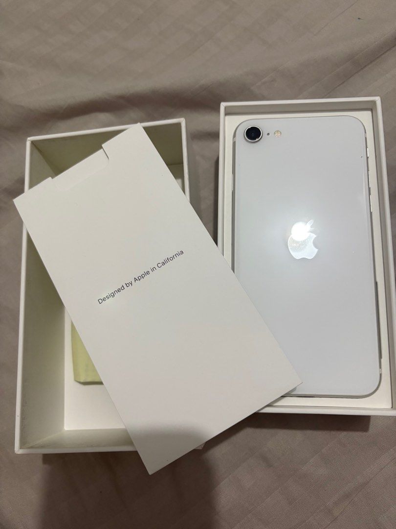 Iphone se (2020) - 128 gb White (Category: iPhone SE Series) located in Manila. Submitted by ayaselling (Listing ID 1374929419, Image 2). Description: 79% Battery Health No Issues.