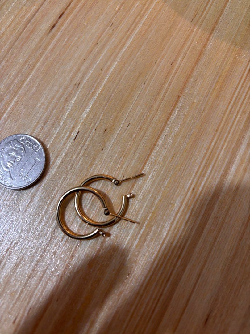 K18 2x20 Loop Earrings Japan Gold (Category: Earrings) located in Mandaluyong City. Submitted by sshineshine (Listing ID 1374995118, Image 3). Description: Estimated grams is 1.1g Japan gold K18 RFS: Decluttering unused jewelry Price is slightly negotiable for sure buyer Can do free shipping if within or near Mandaluyong.