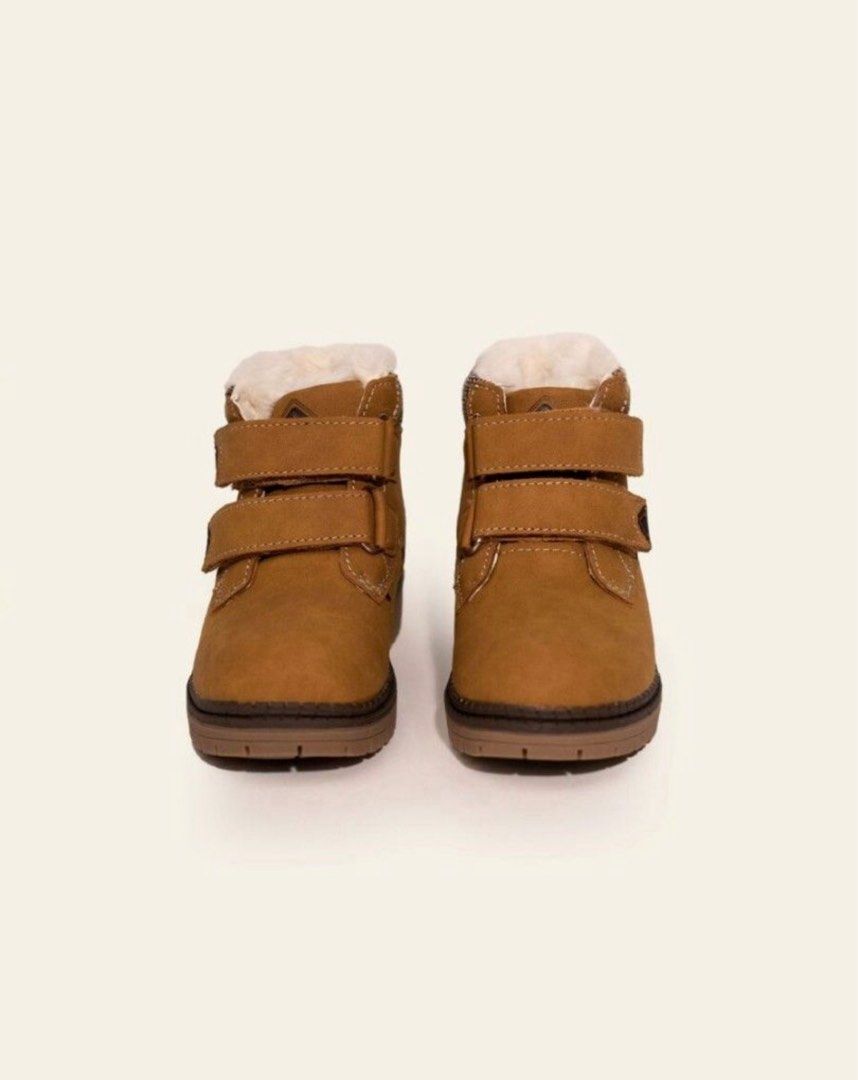 Kids winter boots (with box) (Category: Babies & Kids Fashion) located in Singapore. Submitted by happyprettythings (Listing ID 1374961580, Image 2). Description: Winter time kids boots Authentic With box EUR 26, fits true Good conditon Selling cheap and only worn one trip for 6 days Non nego No trades Self collect at S270033.
