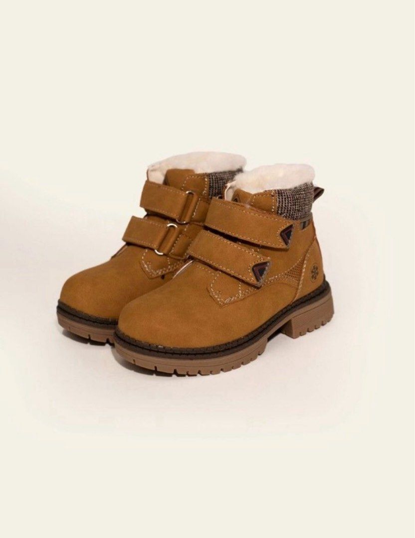 Kids winter boots (with box) (Category: Babies & Kids Fashion) located in Singapore. Submitted by happyprettythings (Listing ID 1374961580, Image 1). Description: Winter time kids boots Authentic With box EUR 26, fits true Good conditon Selling cheap and only worn one trip for 6 days Non nego No trades Self collect at S270033.