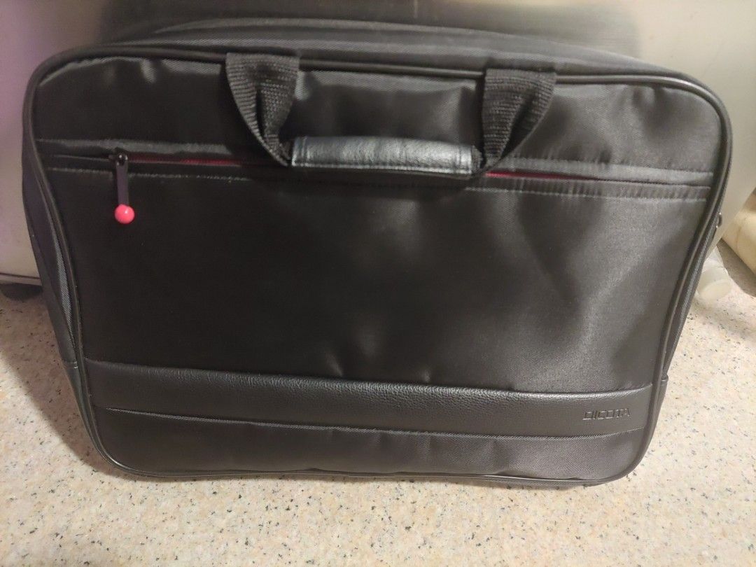 Laptop Bag (Category: Laptop Bags & Sleeves) located in Singapore. Submitted by sawgh2018 (Listing ID 1375022141, Image 1). Description: new laptop bag..