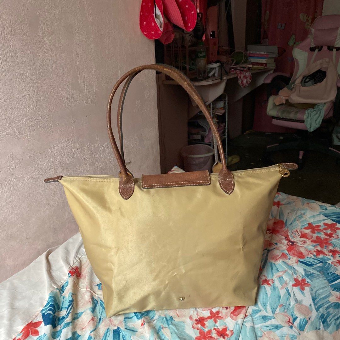 Longchamp Le Pliage Large long handle (Category: Luxury Bags & Wallets) located in Davao. Submitted by kanto-10 (Listing ID 1374920198, Image 2). Description: For Sale: Preloved Longchamp Le Pliage Long Handle – Large (Brown) ✨ Details: Size: Large Color: Brown Condition: Used (needs cleaning – see photos for actual condition) Features: Leather handle & flap Guaranteed authentic Slightly negotiable 📍 Location: Damosa, Davao City 🚗 Open for meet