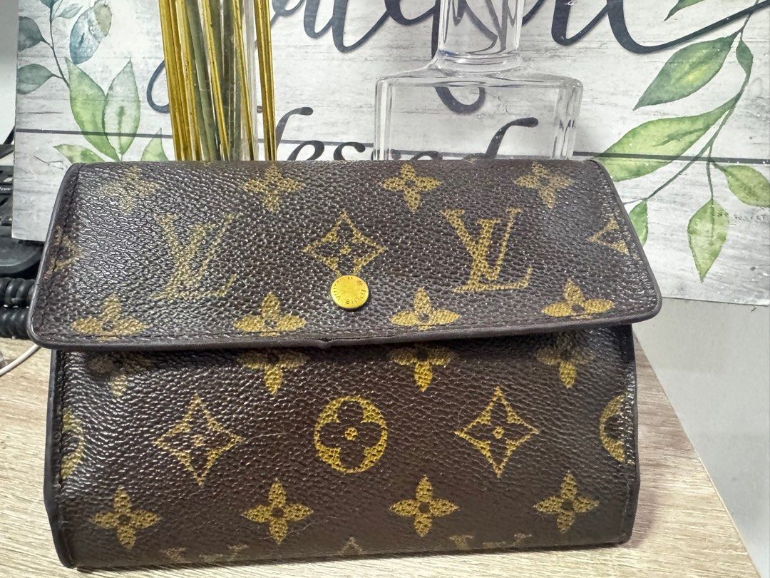 LV Short Wallet (Category: Luxury Bags & Wallets) located in Caloocan City. Submitted by jerizamariea (Listing ID 1374885235, Image 1). Description: .