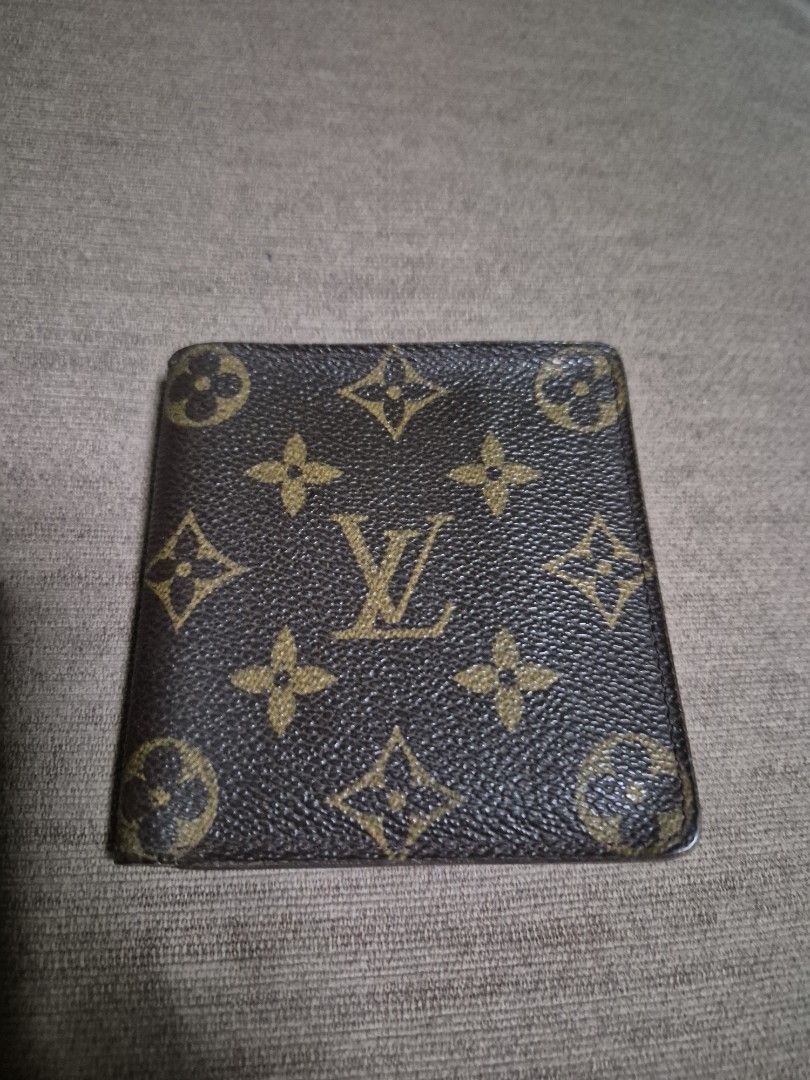 LV Wallet (Category: Bags & Wallets) located in Singapore. Submitted by deslee.1 (Listing ID 1375019988, Image 3). Description: .