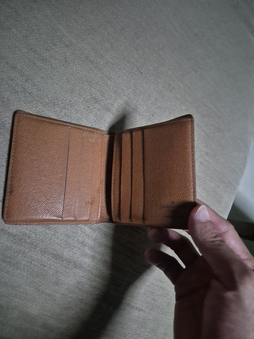 LV Wallet (Category: Bags & Wallets) located in Singapore. Submitted by deslee.1 (Listing ID 1375019988, Image 2). Description: .