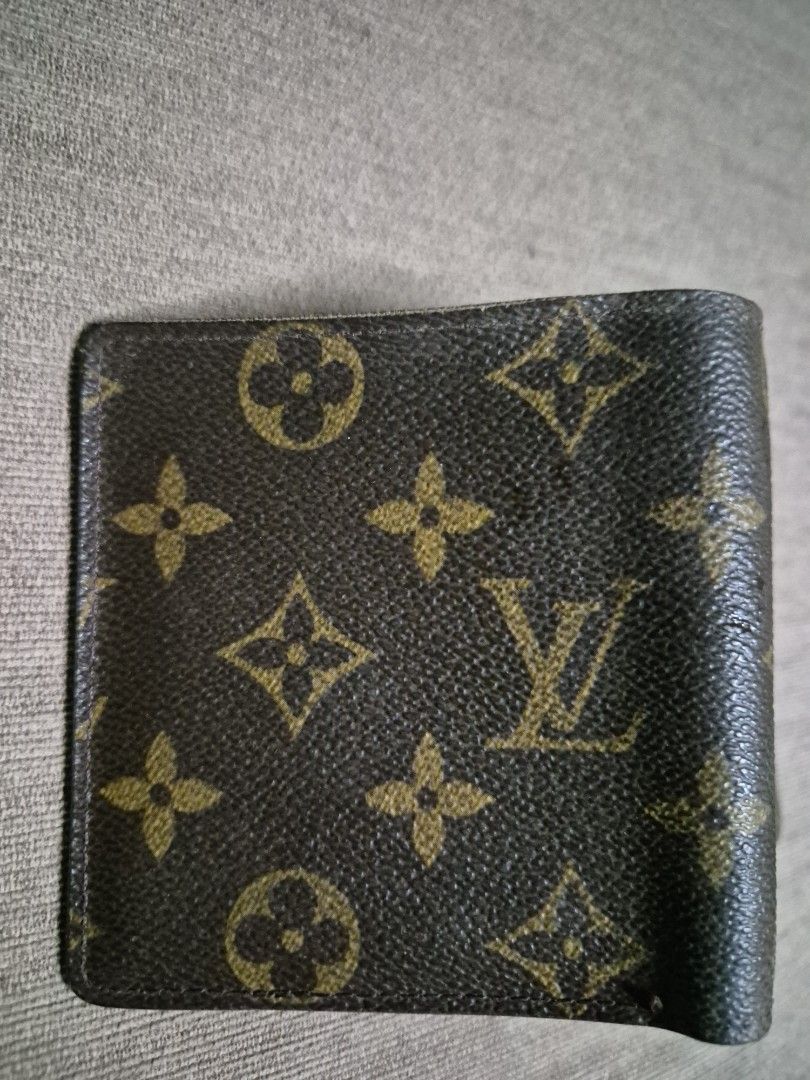 LV Wallet (Category: Bags & Wallets) located in Singapore. Submitted by deslee.1 (Listing ID 1375019988, Image 1). Description: .