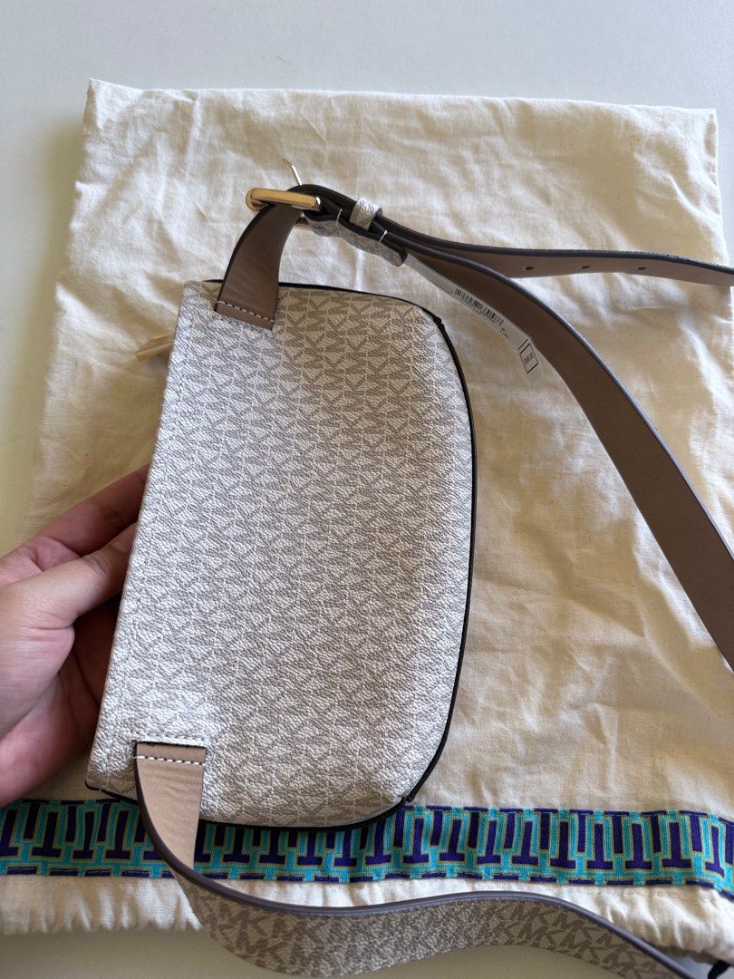 Michael Kors Women's Adjustable Belt (Category: Luxury Bags & Wallets) located in Manila. Submitted by nikkib3eee (Listing ID 1374899225, Image 3). Description: Brand new / Unused MICHAEL KORS 556347C WHITE VANILLA W/ GOLD HARDWARE WOMENS WAIST FANNY PACK L/XL.