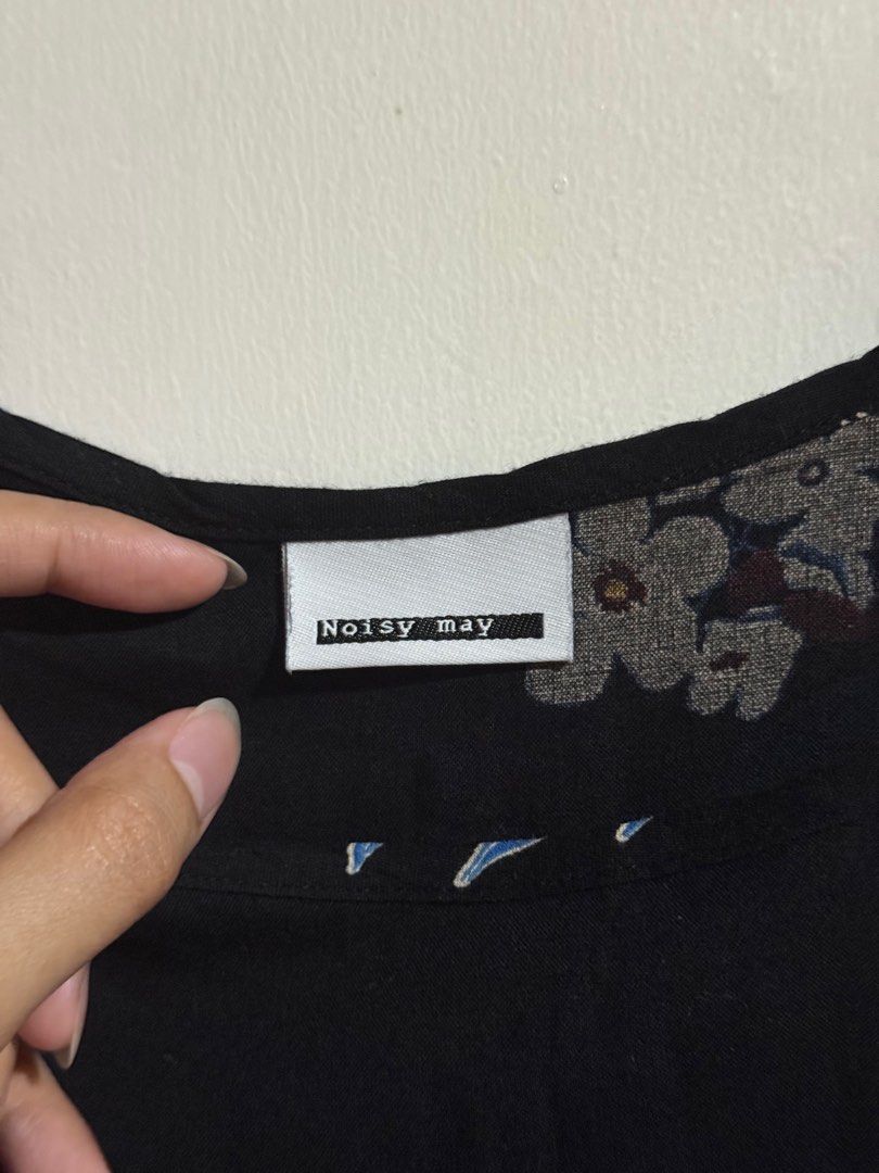 Noisy May Black Floral Top (Category: Sleeveless) located in Marikina City. Submitted by declutteringera (Listing ID 1375035956, Image 2). Description: - size M (fits up to semi-large since it's loose) - in excellent condition; used only once RFS: decluttering.