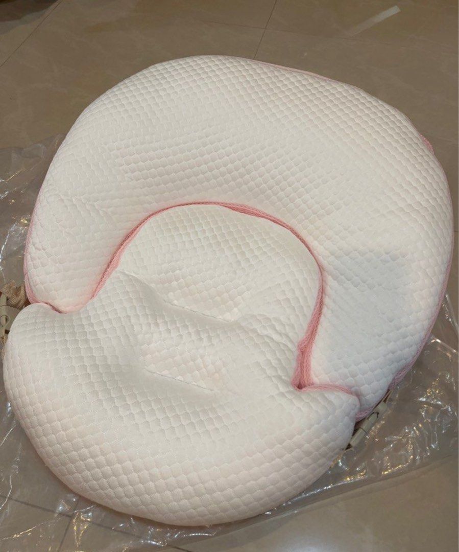 Nursing Pillow (Category: Breastfeeding & Bottle Feeding) located in Singapore. Submitted by ms.dragon (Listing ID 1375012267, Image 1). Description: Nursing pillow Used less than 5 times, didn’t managed to breast feed Self collect at Pioneer .