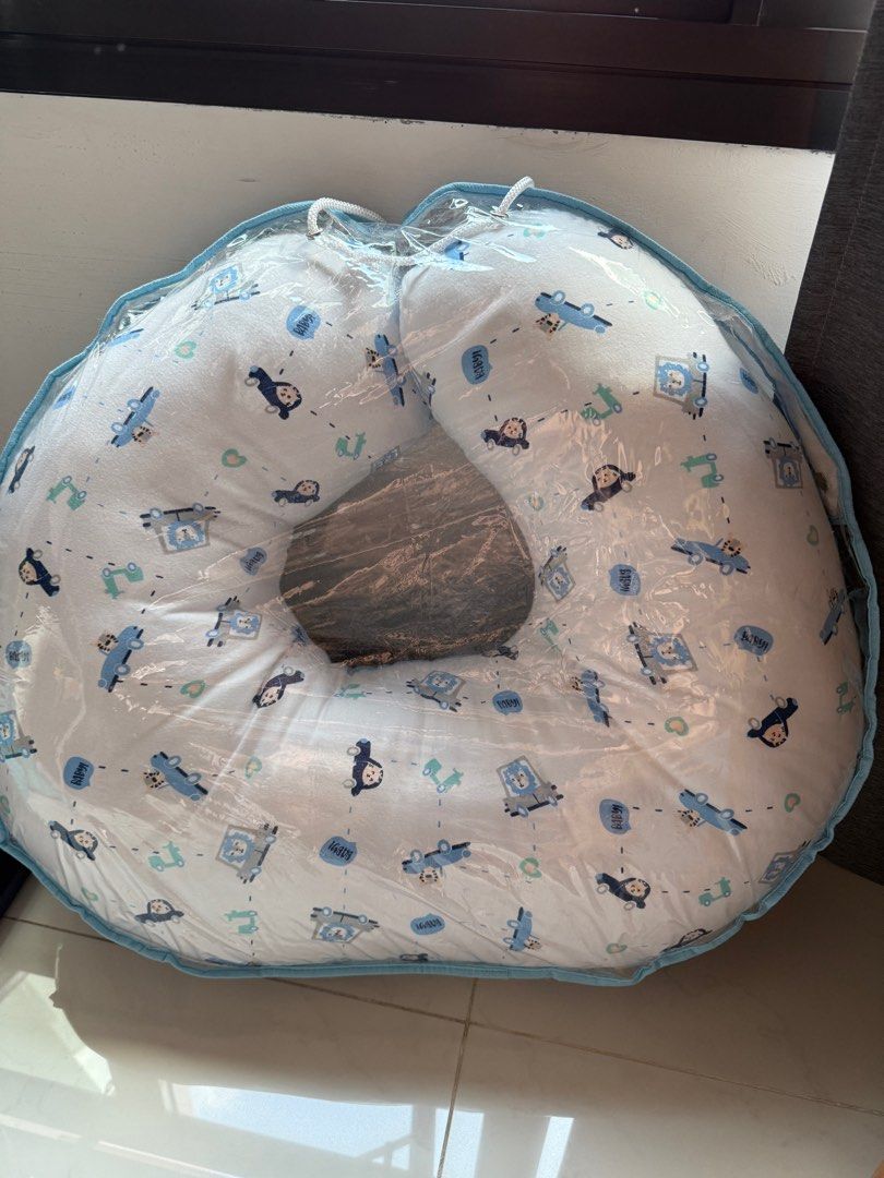 Nursing Pillow (Category: Weaning & Toddler Feeding) located in Singapore. Submitted by ponyosellwithtrust (Listing ID 1375041410, Image 1). Description: .
