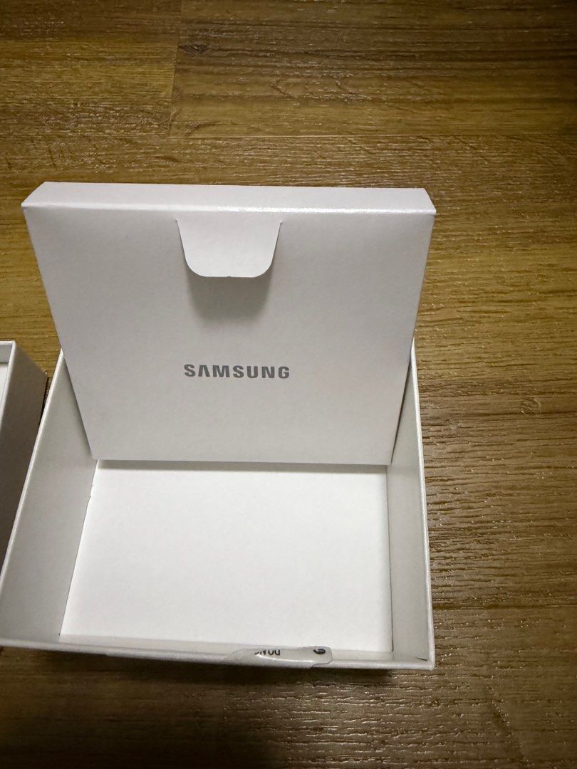 Samsung Galaxy Buds 3 plus official Samsung casing (Category: Earphones) located in Singapore. Submitted by rianm17 (Listing ID 1375059149, Image 2). Description: Samsung Galaxy Buds 3 with official Samsung casing.