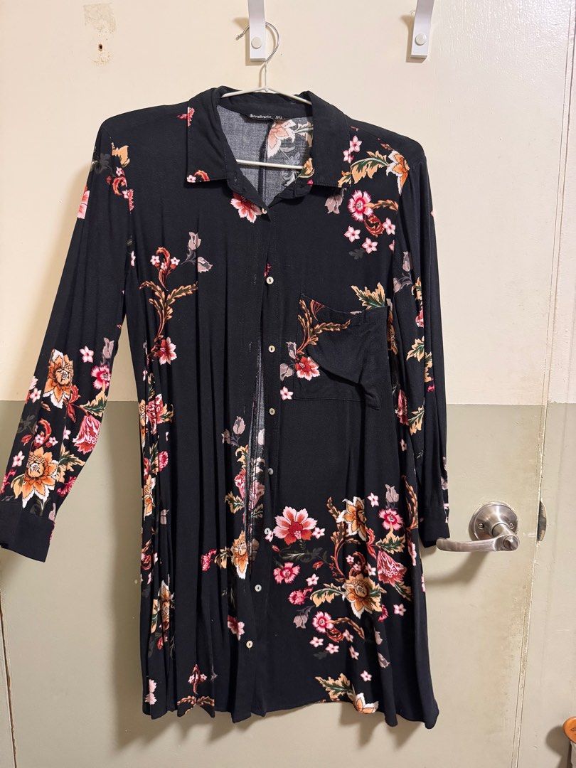 S-M Stradivarius Polo Dress (Category: Dresses) located in Manila. Submitted by mjcdeclutters (Listing ID 1375000448, Image 1). Description: I used this multiple times but still so reliable 🖤 Soft flowy fabric Hindi mainit Di gusutin at hindi halata kapag gusot Complete buttons For Casual office days Payment via GCash/Bank transfer Shipping c/o Buyer Preferred for buyer to book the courier so you can choose and track easily. Easy kausap, message