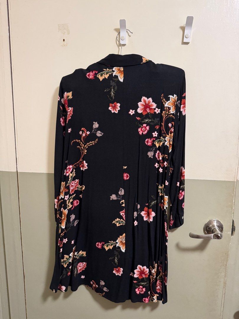 S-M Stradivarius Polo Dress (Category: Dresses) located in Manila. Submitted by mjcdeclutters (Listing ID 1375000448, Image 2). Description: I used this multiple times but still so reliable 🖤 Soft flowy fabric Hindi mainit Di gusutin at hindi halata kapag gusot Complete buttons For Casual office days Payment via GCash/Bank transfer Shipping c/o Buyer Preferred for buyer to book the courier so you can choose and track easily. Easy kausap, message