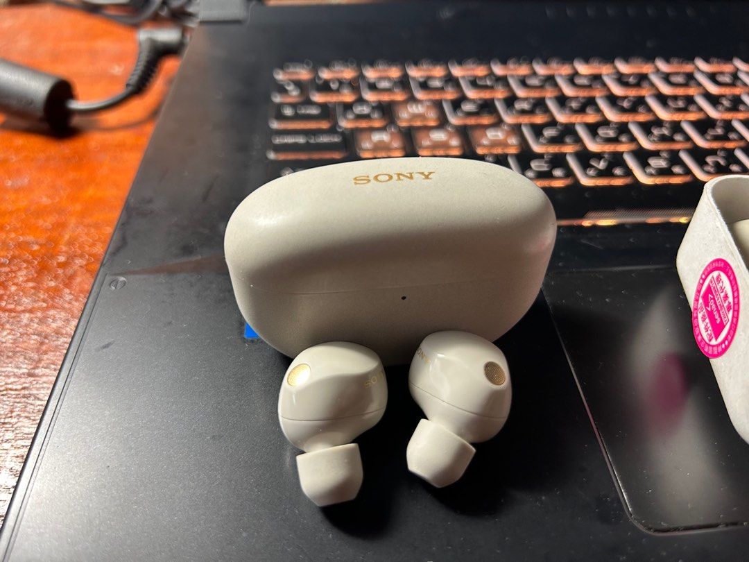 由 ea942697415 (刊登 ID 1374922702，圖片 2) 提交，位於 高雄市 (Kaohsiung) 的 SONY【WF-1000XM5】真無線降噪耳機 (類別：耳機)，說明：因為換了新的Bose 耳機故售出，使用了一年 狀況良好，會配一副全新的耳塞，已過保，誠可議。