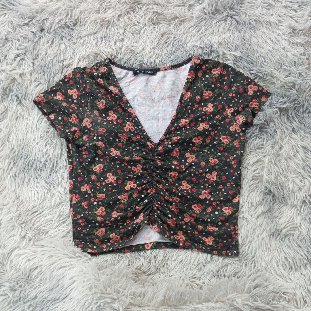 TERRANOVA TOP (Category: Others Tops) located in Bulacan. Submitted by des_declutter (Listing ID 1374891506, Image 1). Description: TERRANOVA TOP Php 50 Size: XS - S Condition: 8/10 RFS: Decluttering Payment first via Gcash 🧾 Delivery via J&T 🚚 Location: Bulacan.
