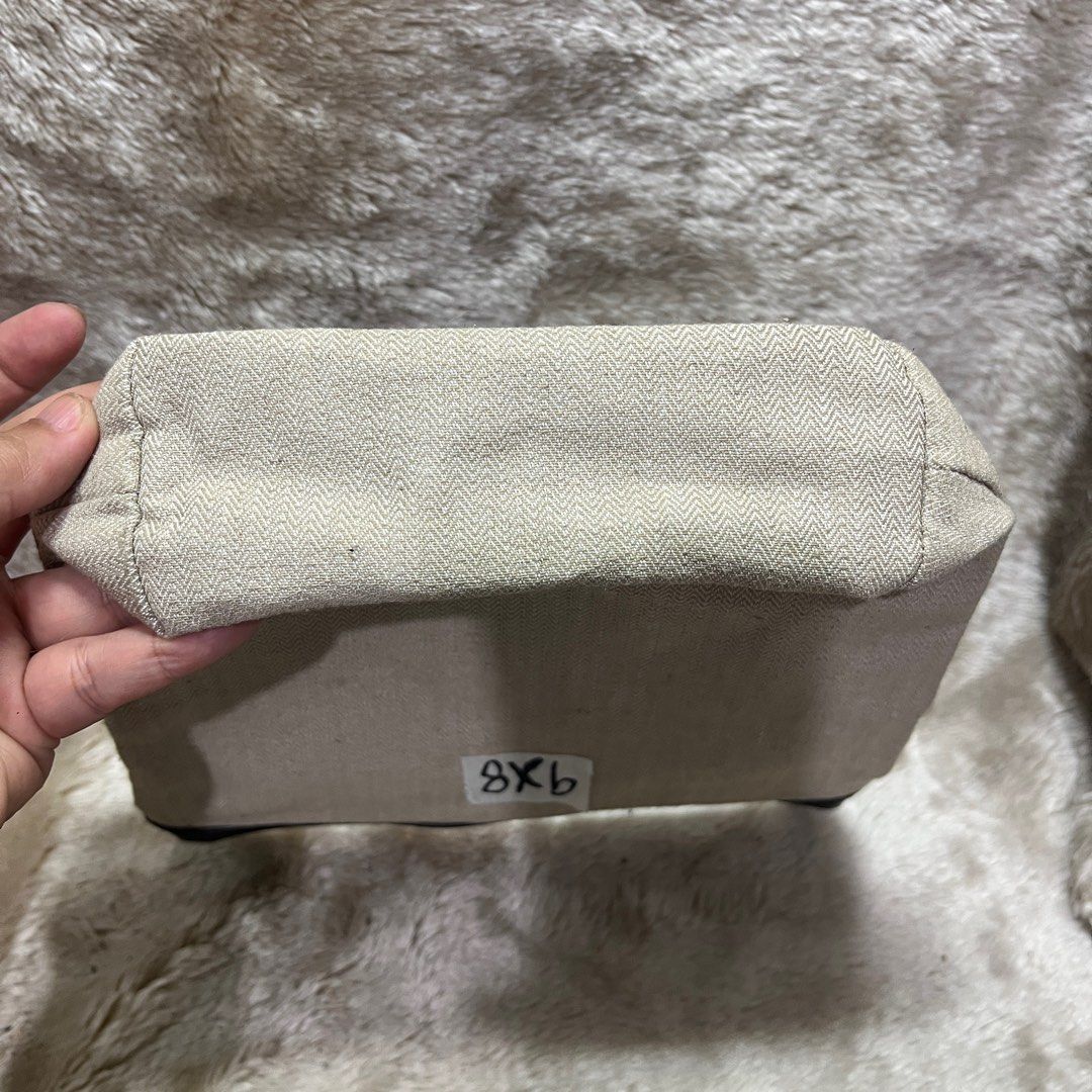 Tory Burch Pouch (Category: Luxury Bags & Wallets) located in Cabadbaran. Submitted by dfgthriftology (Listing ID 1374957399, Image 3). Description: .